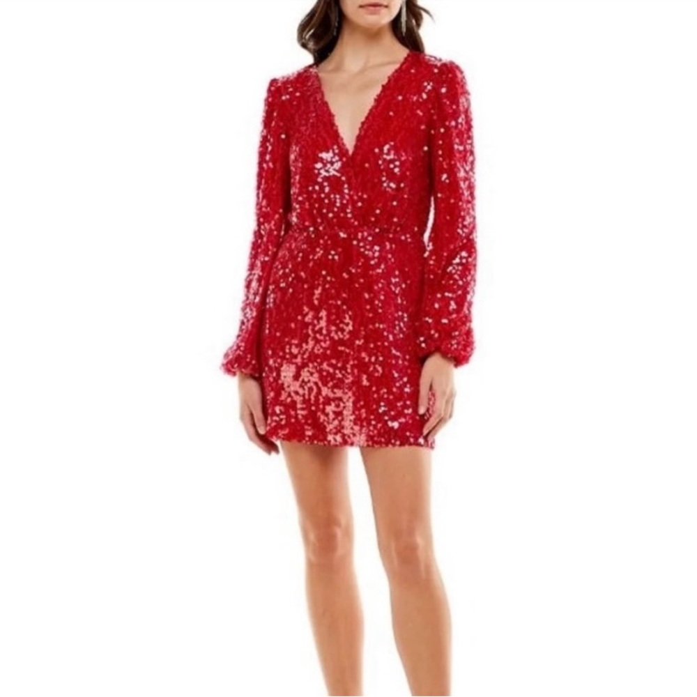Pre-loved WAYF red sequins dress.  Size M excellent condition.